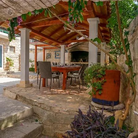 House Ante * Grohote